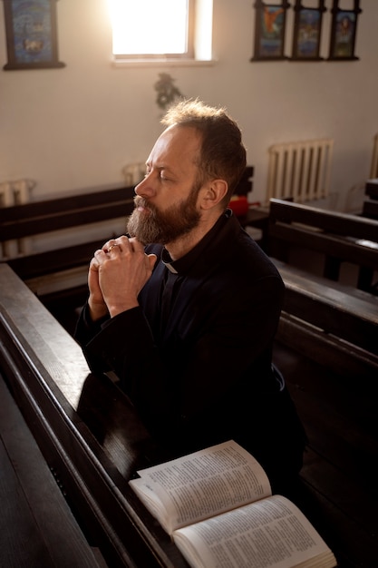 Cerrar el sacerdote leyendo la biblia