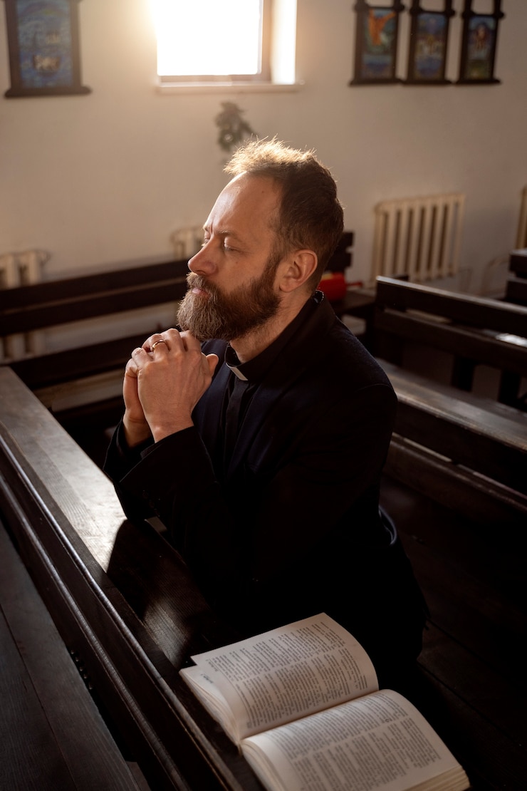 Foto gratuito cerrar el sacerdote leyendo la biblia