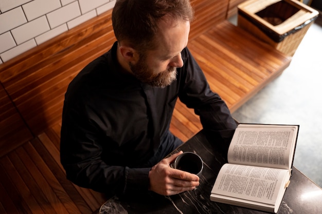 Foto gratuita cerrar el sacerdote leyendo la biblia