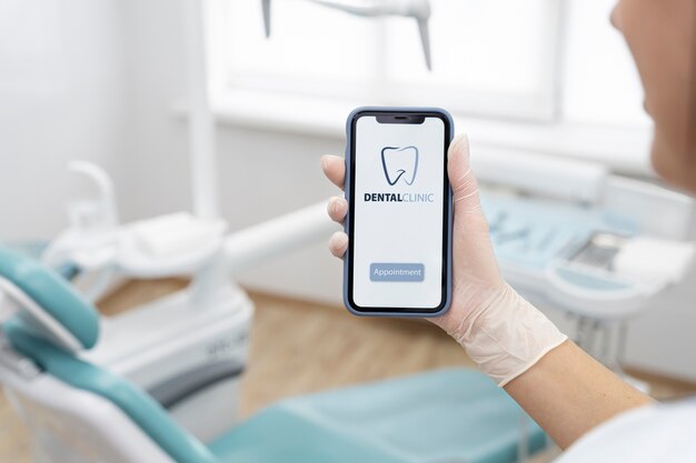 Cerrar en smartphone con aplicación dental