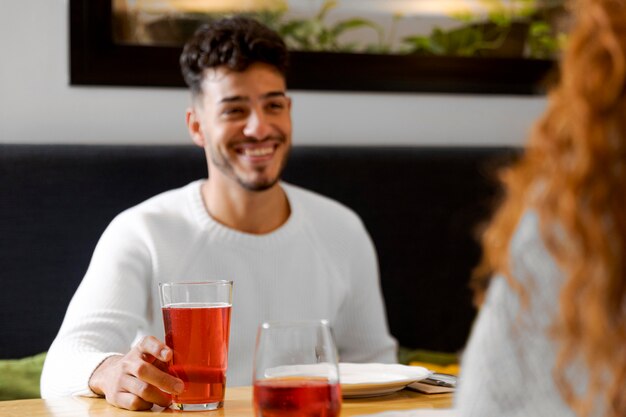 Cerrar smiley man holding glass