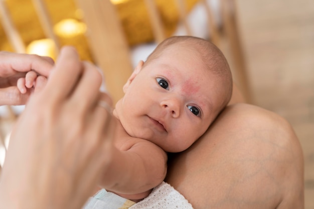 Foto gratuita cerrar sobre bebé recién nacido