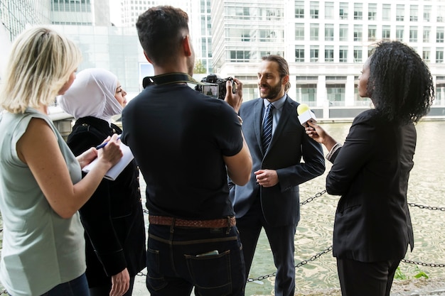 Foto gratuita cerrar sobre el joven empresario en una entrevista