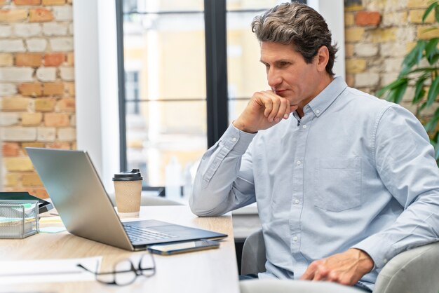 Cerrar sobre joven empresario