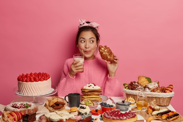 Foto gratuita cerrar sobre mujer con una comida dulce saludable