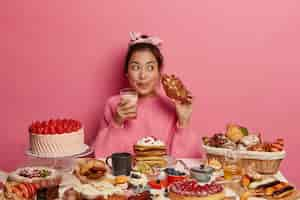 Foto gratuita cerrar sobre mujer con una comida dulce saludable