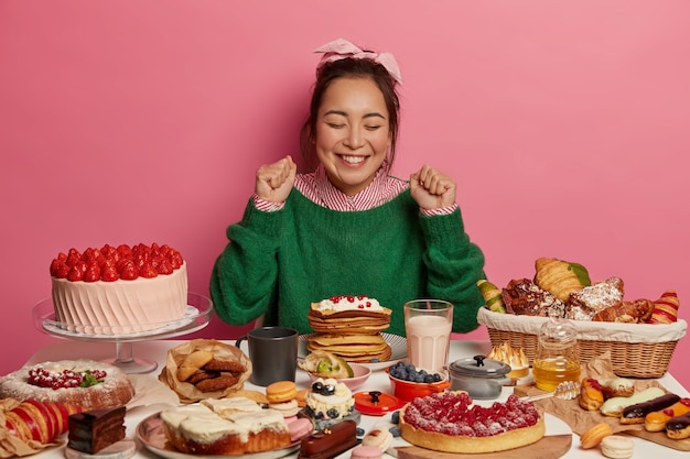 Cerrar sobre mujer con una comida dulce saludable