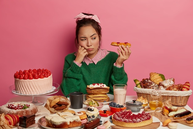 Foto gratuita cerrar sobre mujer con una comida dulce saludable