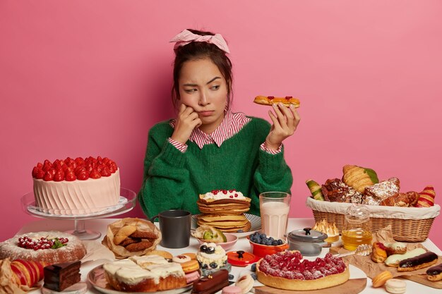 Cerrar sobre mujer con una comida dulce saludable