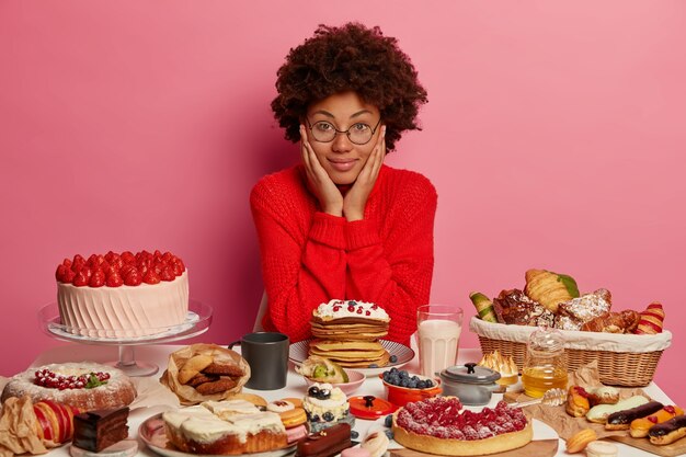 Cerrar sobre mujer con una comida dulce saludable