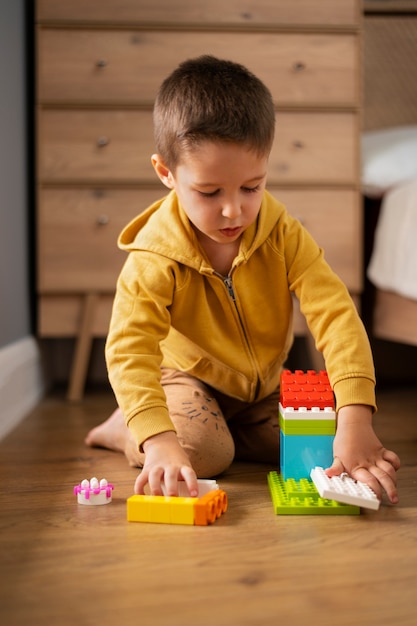 Cerrar sobre niño jugando en su habitación