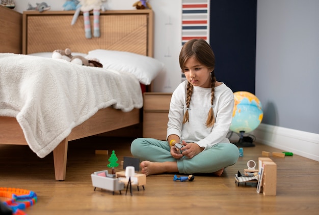 Foto gratuita cerrar sobre niño jugando en su habitación