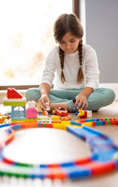 Cerrar sobre niño jugando en su habitación