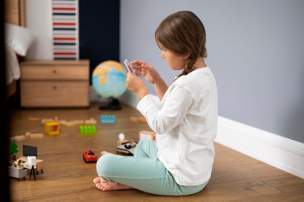 Cerrar sobre niño jugando en su habitación