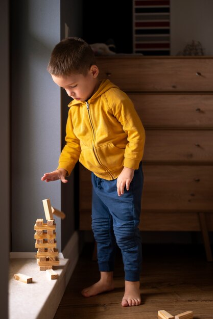 Cerrar sobre niño jugando en su habitación