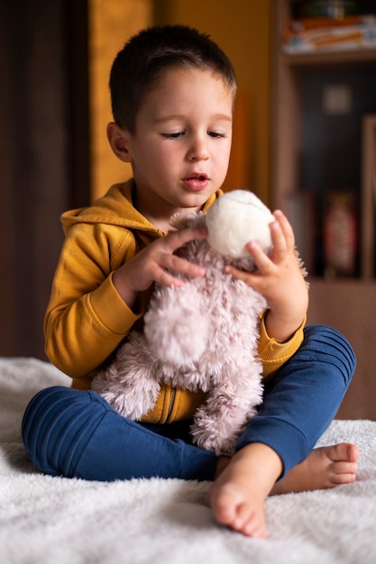 Cerrar sobre niño jugando en su habitación