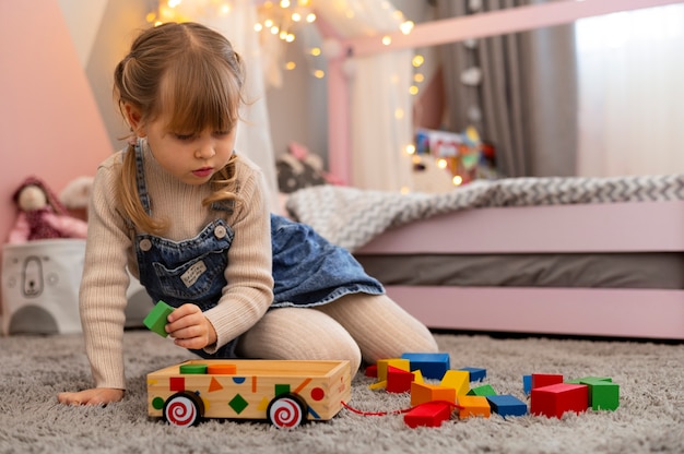 Cerrar sobre niño jugando en su habitación