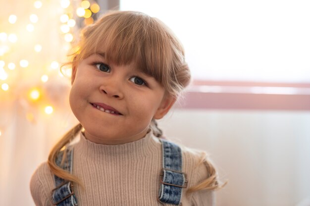 Cerrar sobre niño jugando en su habitación