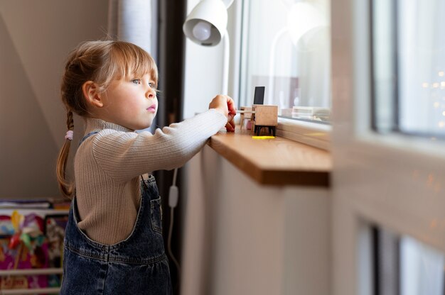 Cerrar sobre niño jugando en su habitación