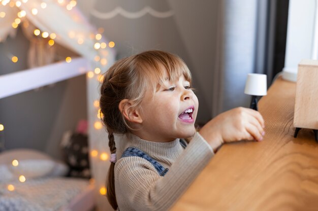 Cerrar sobre niño jugando en su habitación