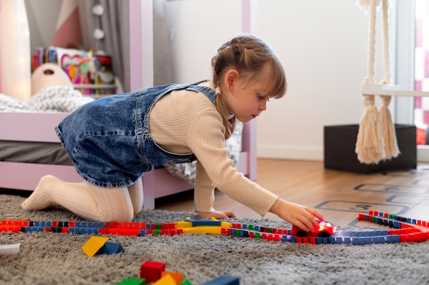 Cerrar sobre niño jugando en su habitación