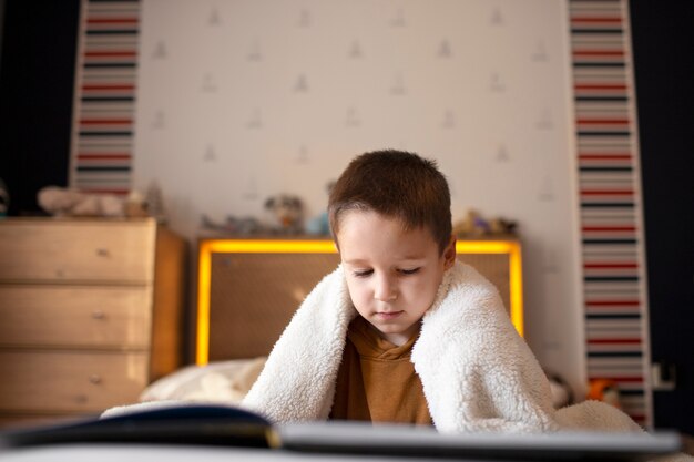 Cerrar sobre niño jugando en su habitación