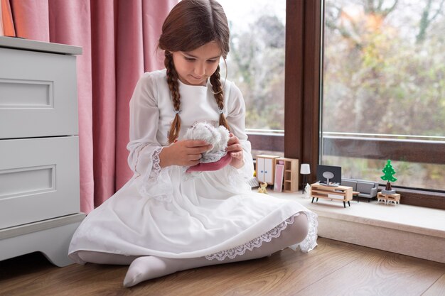 Cerrar sobre niño jugando en su habitación