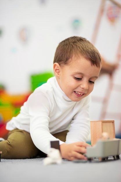 Cerrar sobre niño jugando en su habitación