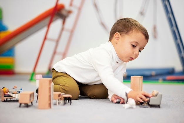 Cerrar sobre niño jugando en su habitación