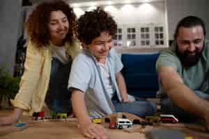 Foto gratuita cerrar sobre niño jugando con sus padres