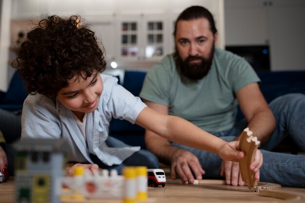 Cerrar sobre niño jugando con sus padres