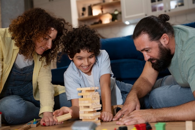 Cerrar sobre niño jugando con sus padres