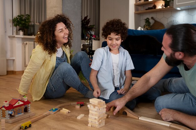 Cerrar sobre niño jugando con sus padres