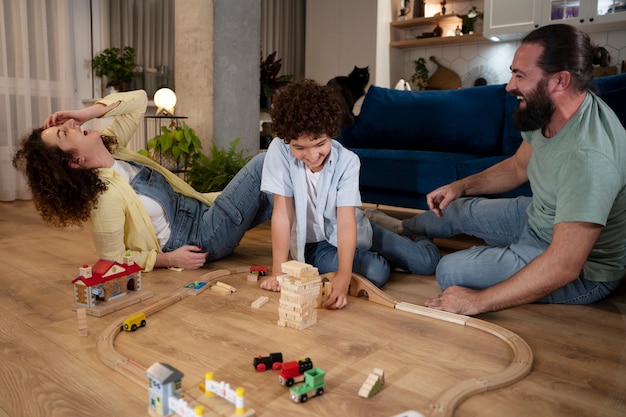 Foto gratuita cerrar sobre niño jugando con sus padres