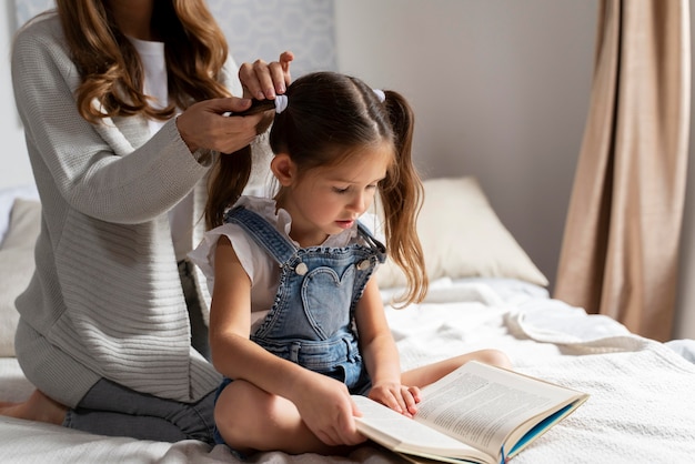 Cerrar sobre niño pasando tiempo con su mamá