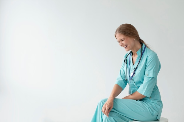 Foto gratuita cerrar sobre trabajador de salud