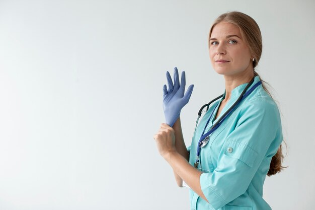 Foto gratuita cerrar sobre trabajador de salud