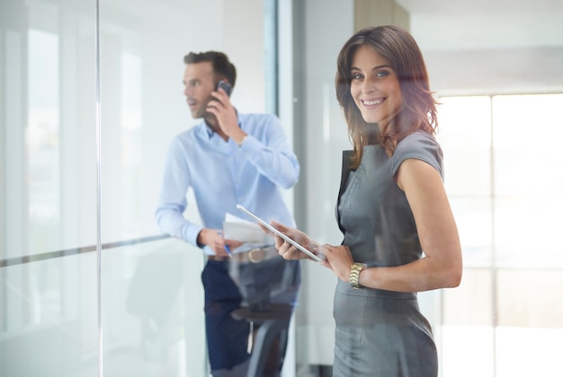 Cerrar sobre los trabajadores de la empresa que tienen un día ajetreado