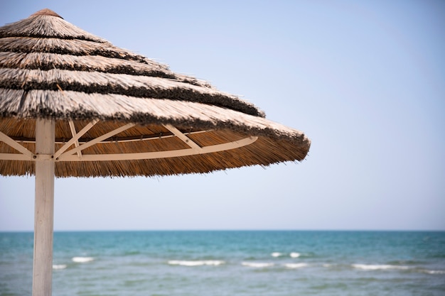 Cerrar la sombrilla de playa a orilla del mar