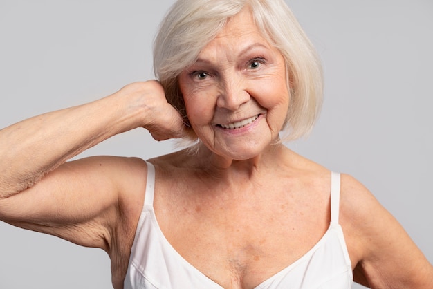 Foto gratuita cerrar sonriente anciana posando