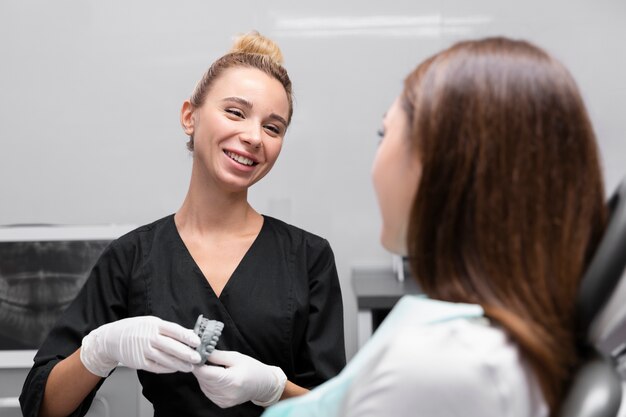 Cerrar sonriente dentista y paciente