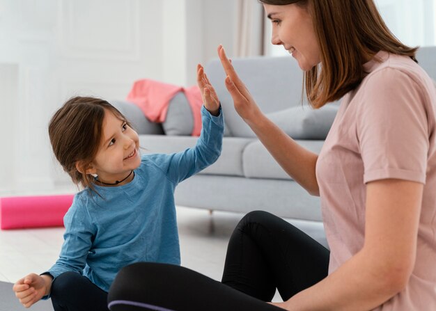 Cerrar sonriente hija y madre