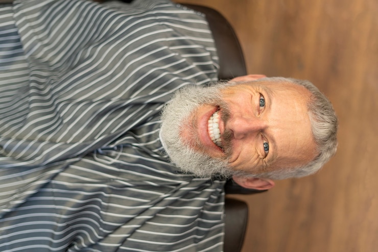 Foto gratuito cerrar sonriente hombre sentado en una silla
