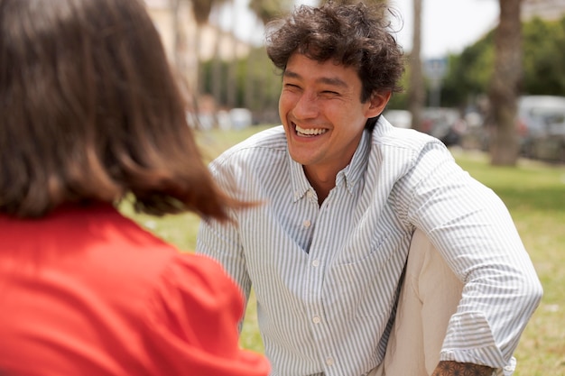 Cerrar sonriente hombre sentado