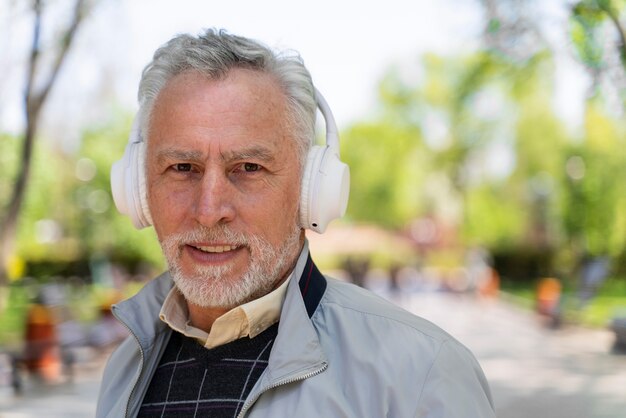 Cerrar sonriente hombre usando audífonos