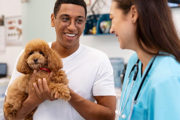 Cerrar sonriente hombre y veterinario