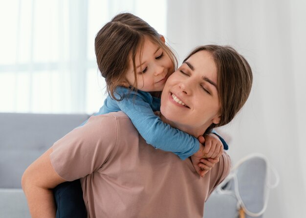 Cerrar sonriente madre sosteniendo kid