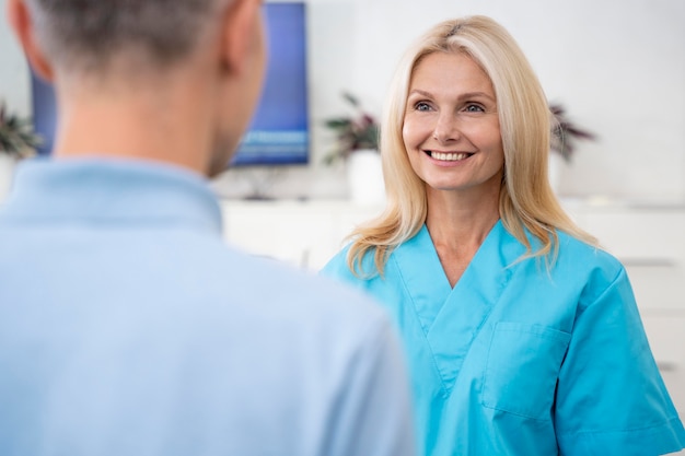 Foto gratuita cerrar sonriente médico y paciente