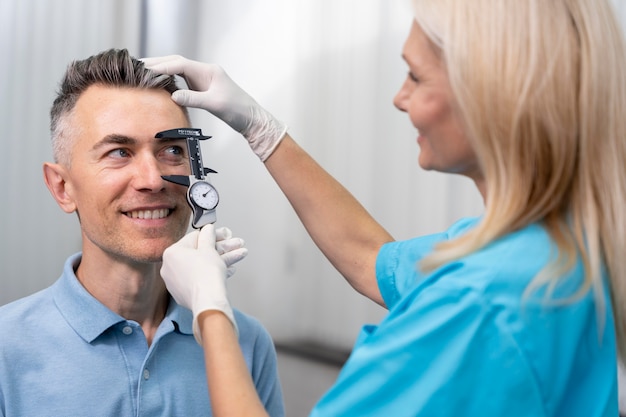 Cerrar sonriente médico y paciente