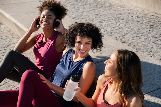 Cerrar sonriente mujer deportiva